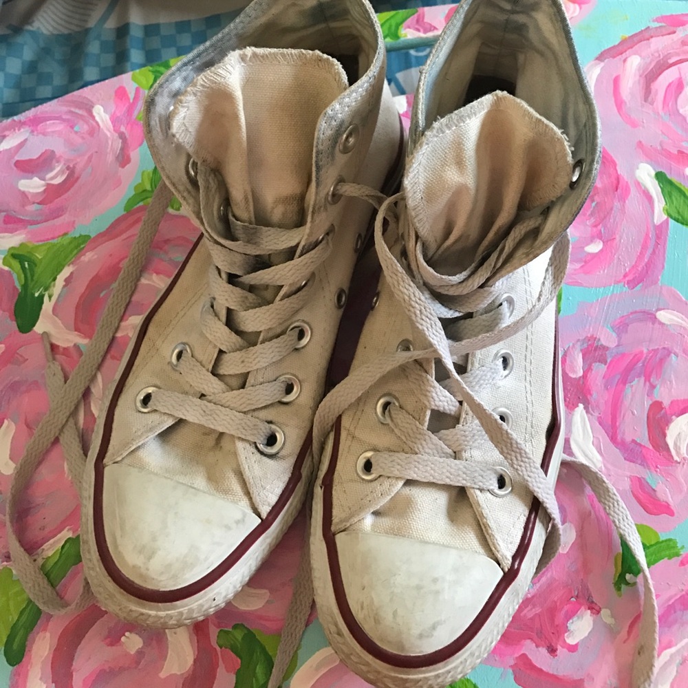 🆕 Listing!! Well loved White converse!