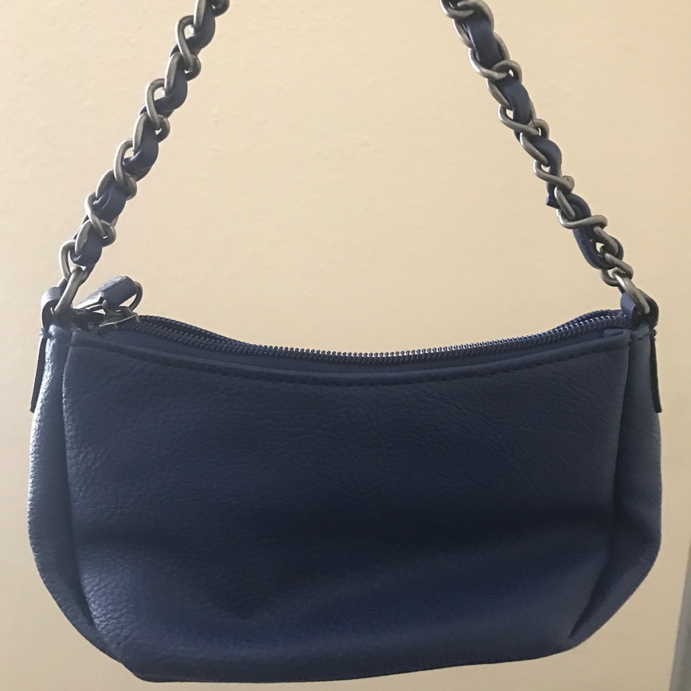 Guess - Picture 3 of 3