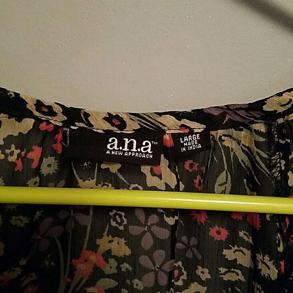 Adorable top! - Picture 2 of 3
