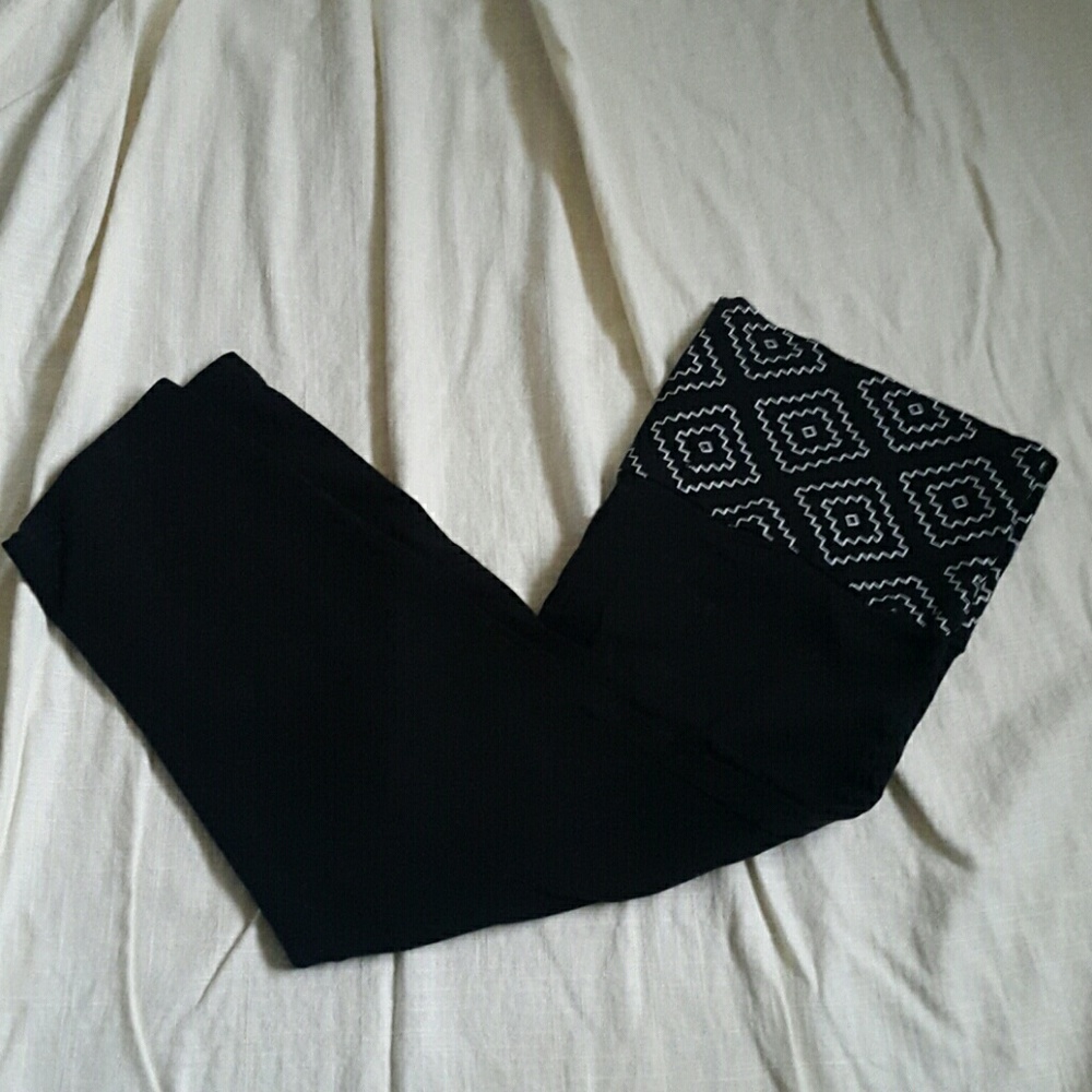Capri leggings with aztec print on waist band