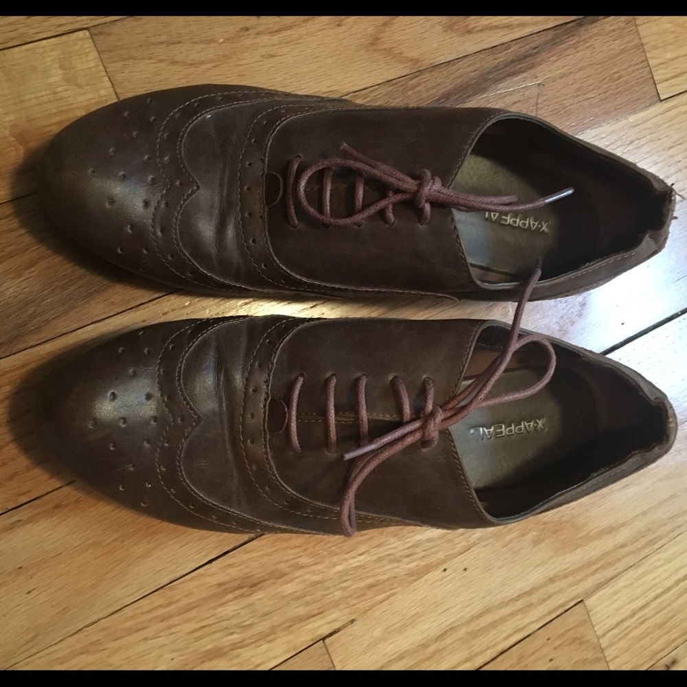 Brown Oxford shoes