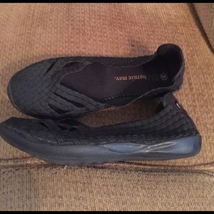 Elastic upper, rubber sole black flats.