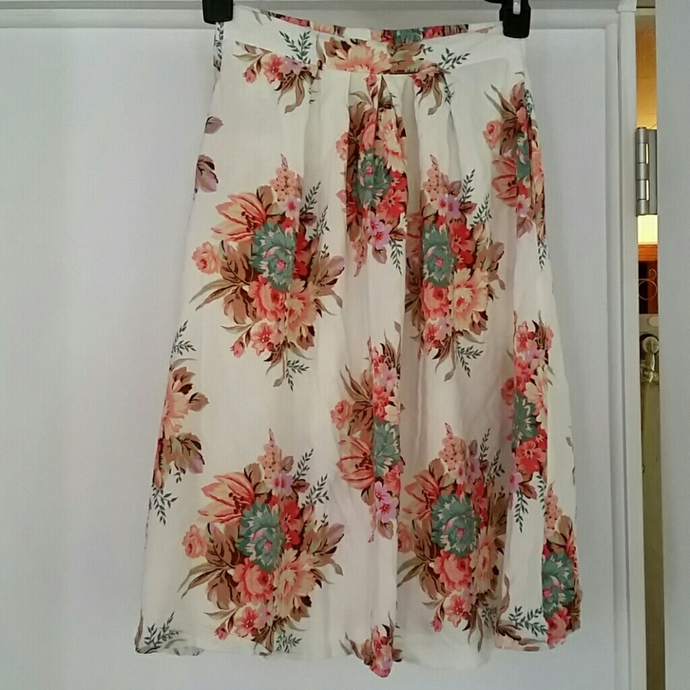 🌟 PRICE DROP🌟Floral skirt