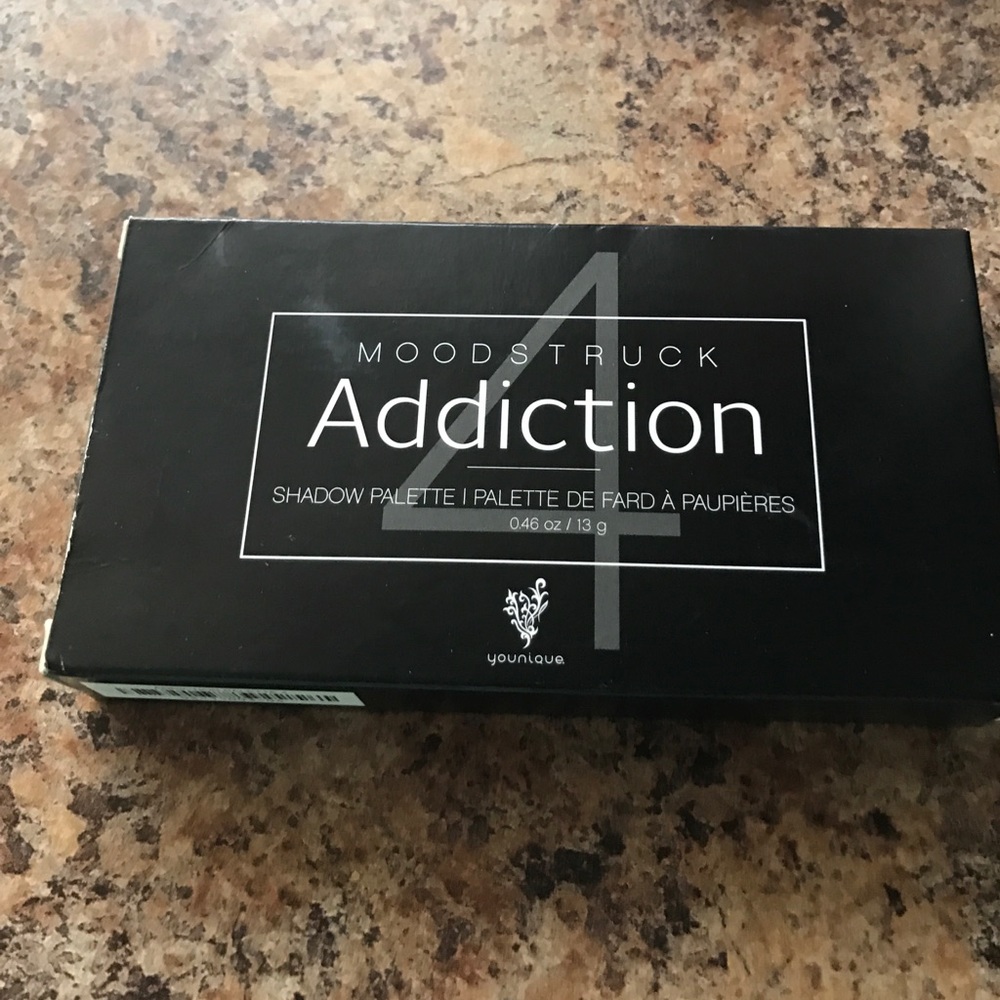 Younique addiction palette