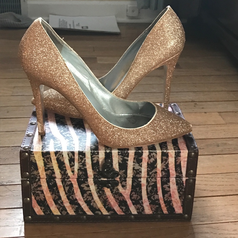 Gold glitter pumps