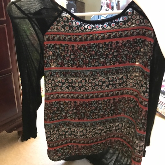 3/4 length patterned top - Picture 1 of 3