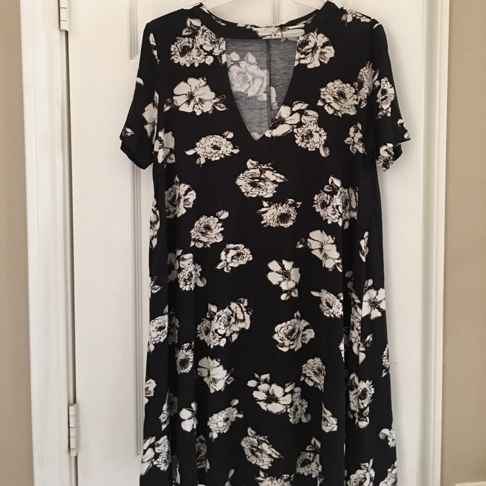 Black Floral Dress 🌺❤️🌸 - Picture 4 of 6