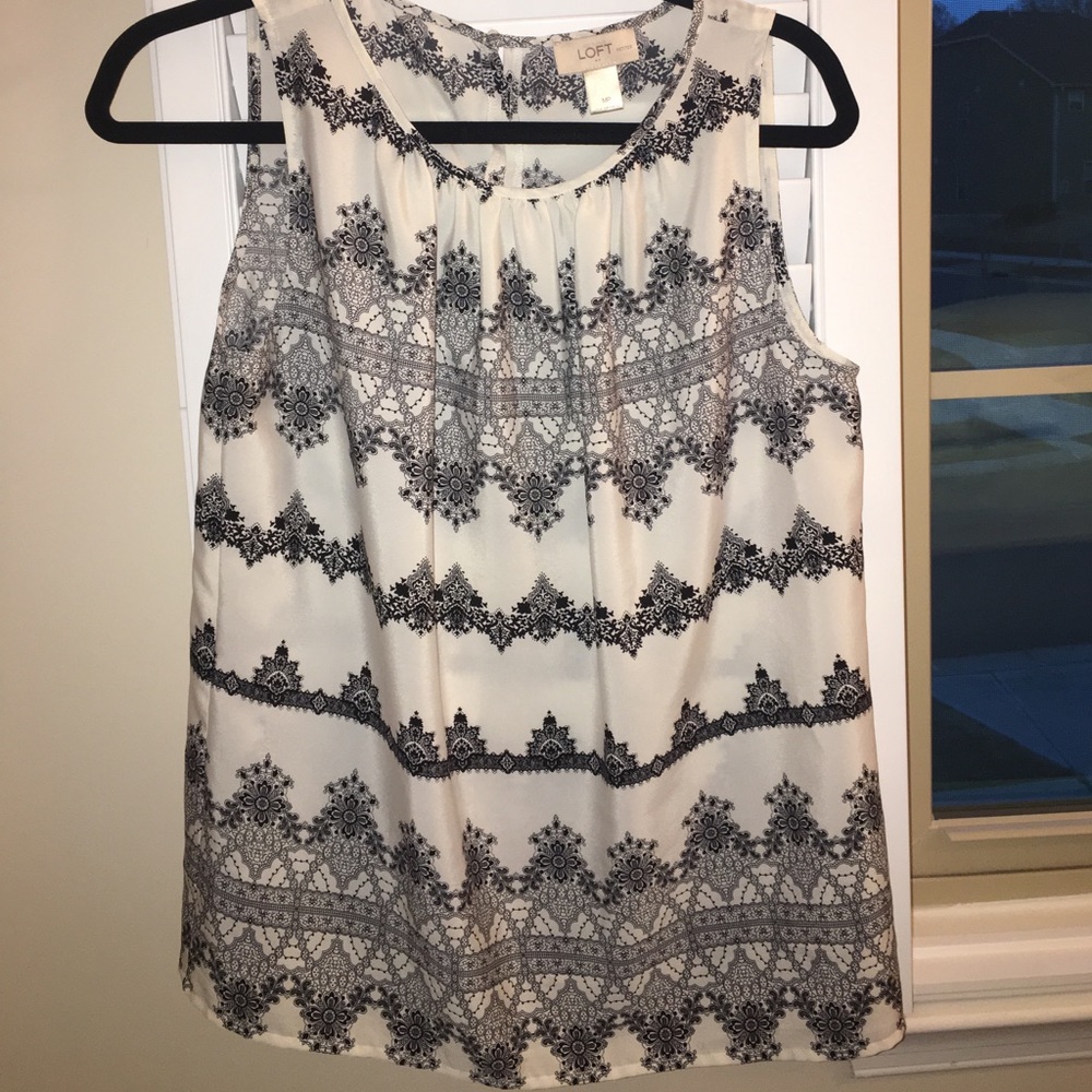 Cute sleeveless work top barely worn