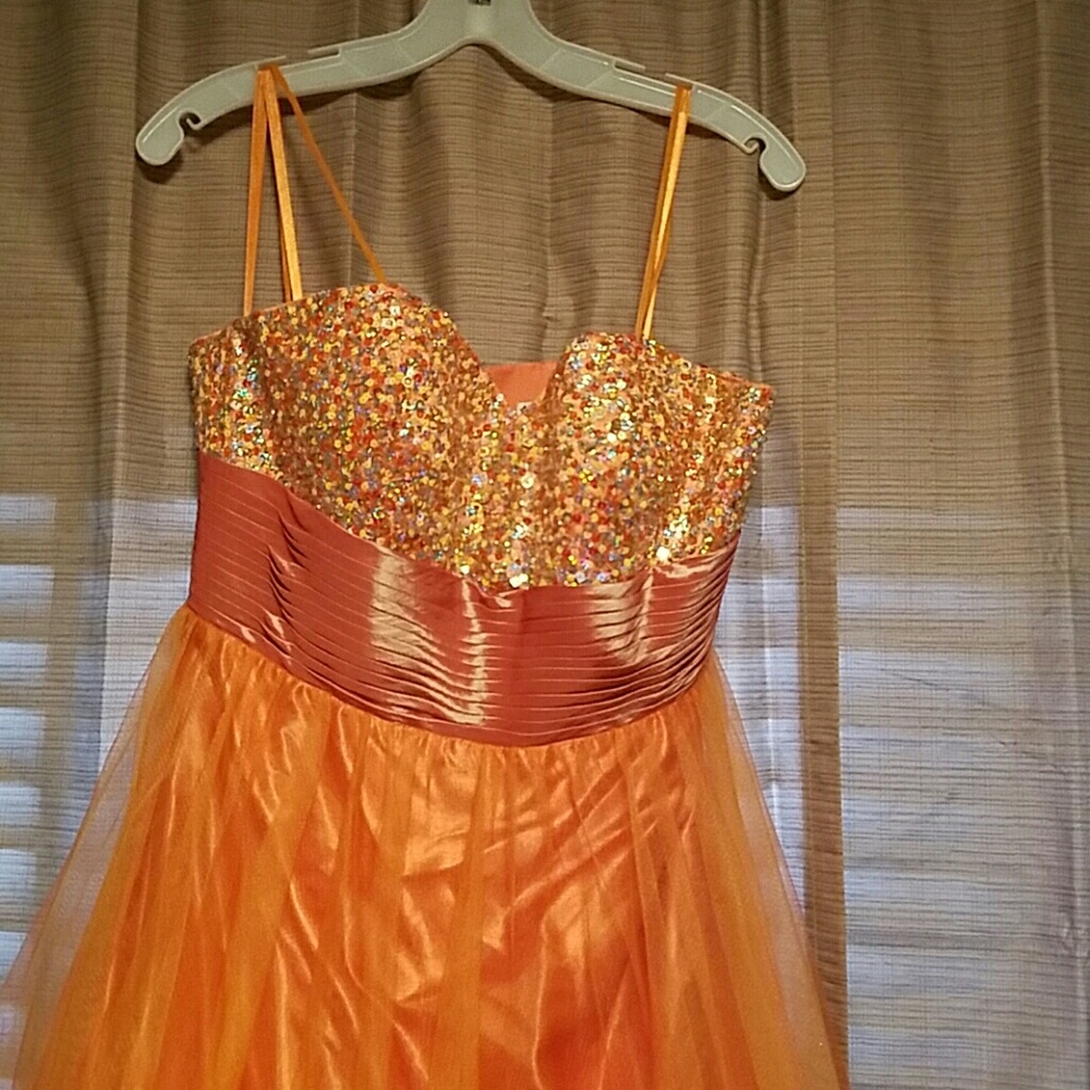 Prom dress. - Picture 2 of 4