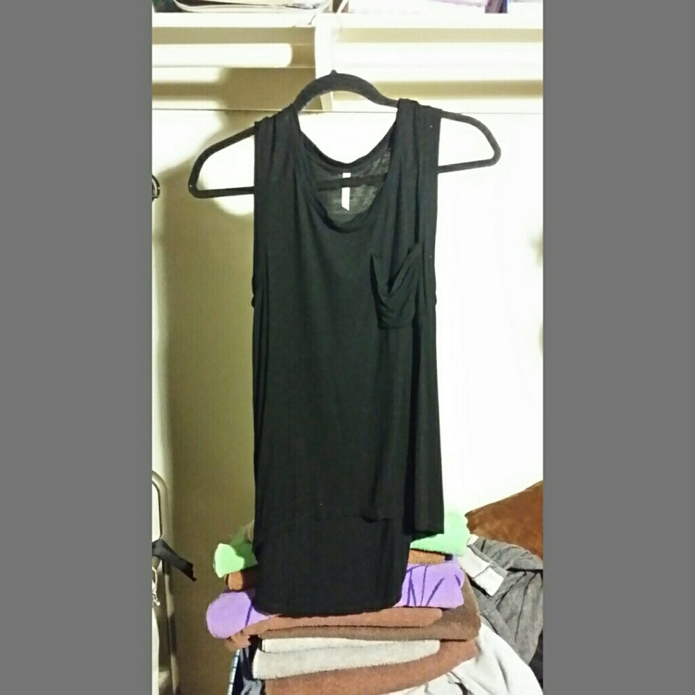 LIKE NEW! BLACK SLEEVELESS POCKET TANK