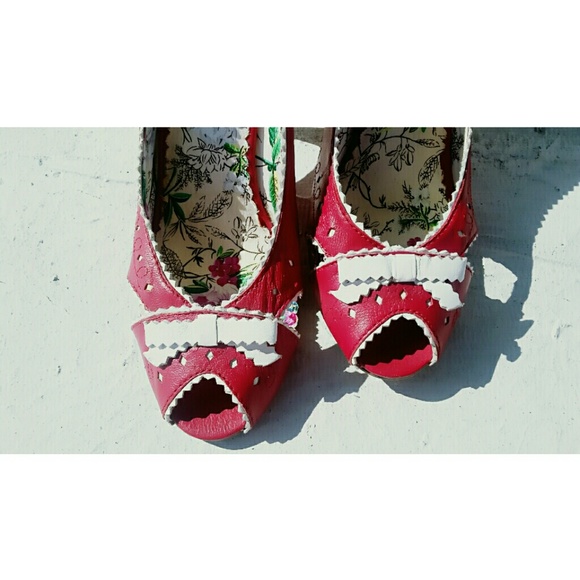 SOLD! RED LEATHER RIBBON CUT OUT PEEPTOE PUMPS 8 - Picture 2 of 6