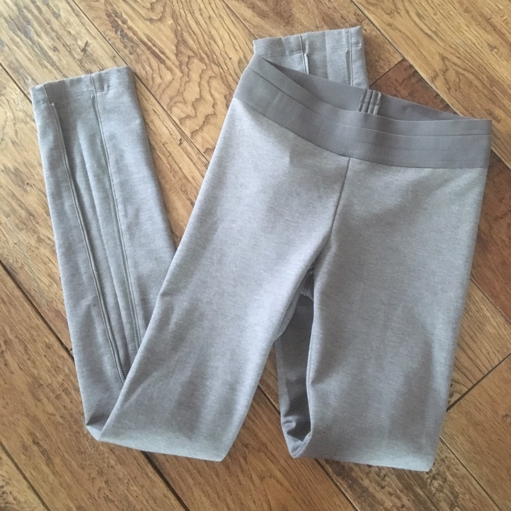 NWOT BCBG Kimana beige legging with back zipper.