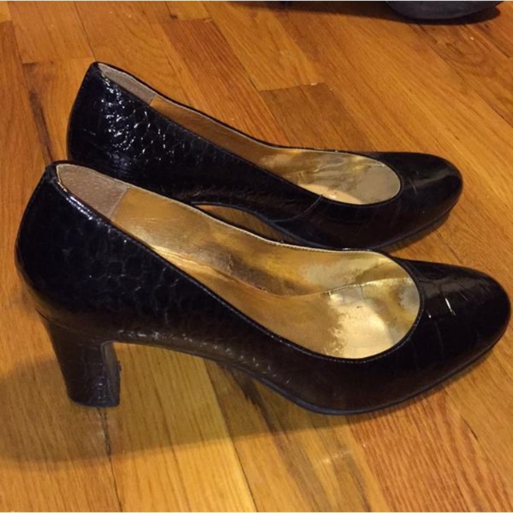 Black pumps