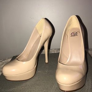 Nude heels size 7! Never been worn!