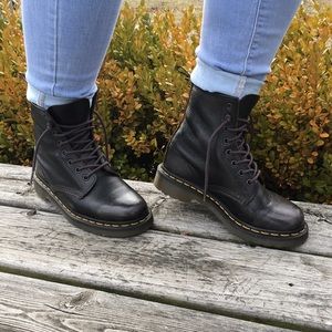 Vintage 8 eye Dr Martens grain leather combat boot