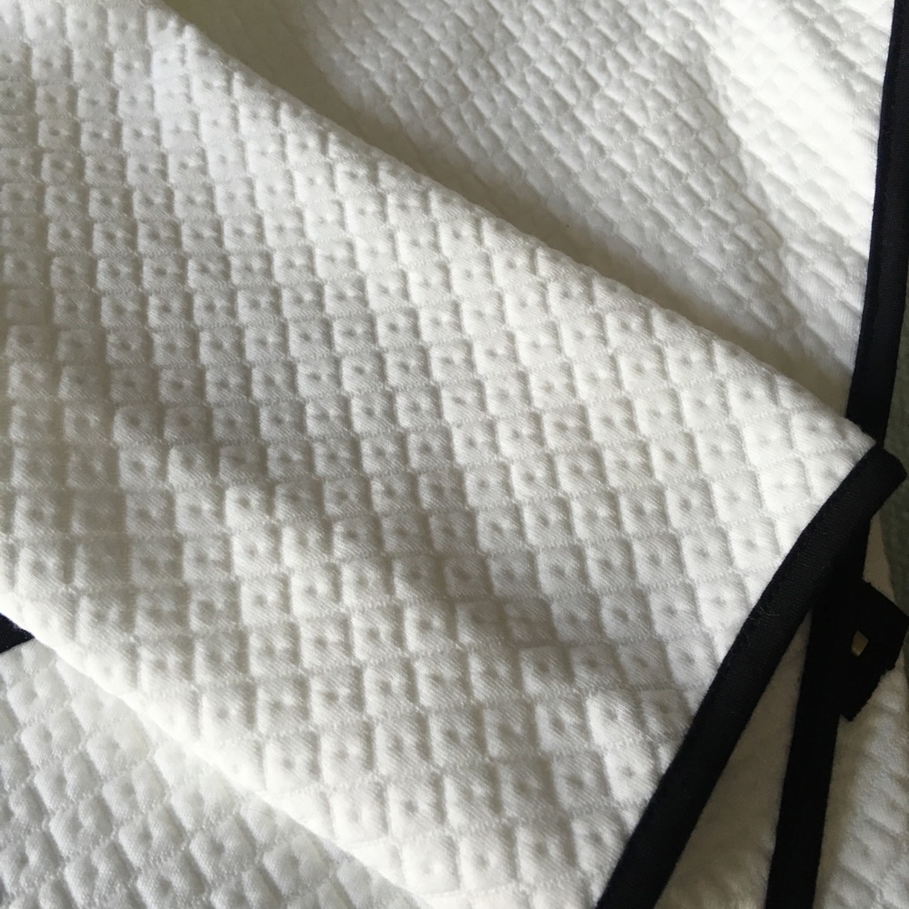 ✨White Quilted Lightweight Jacket W/ Black Trim✨ - Picture 3 of 5