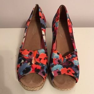 Toms wedges practically brand new