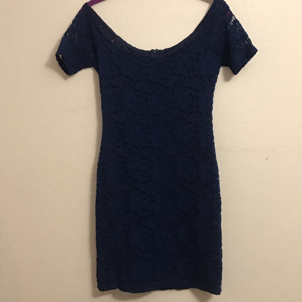 Off the shoulder, navy body con