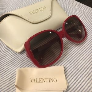 Valentino large frame retro sunglasses!