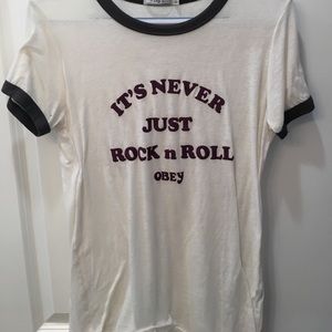 A cream t-shirt with gray lining on the sleeves.