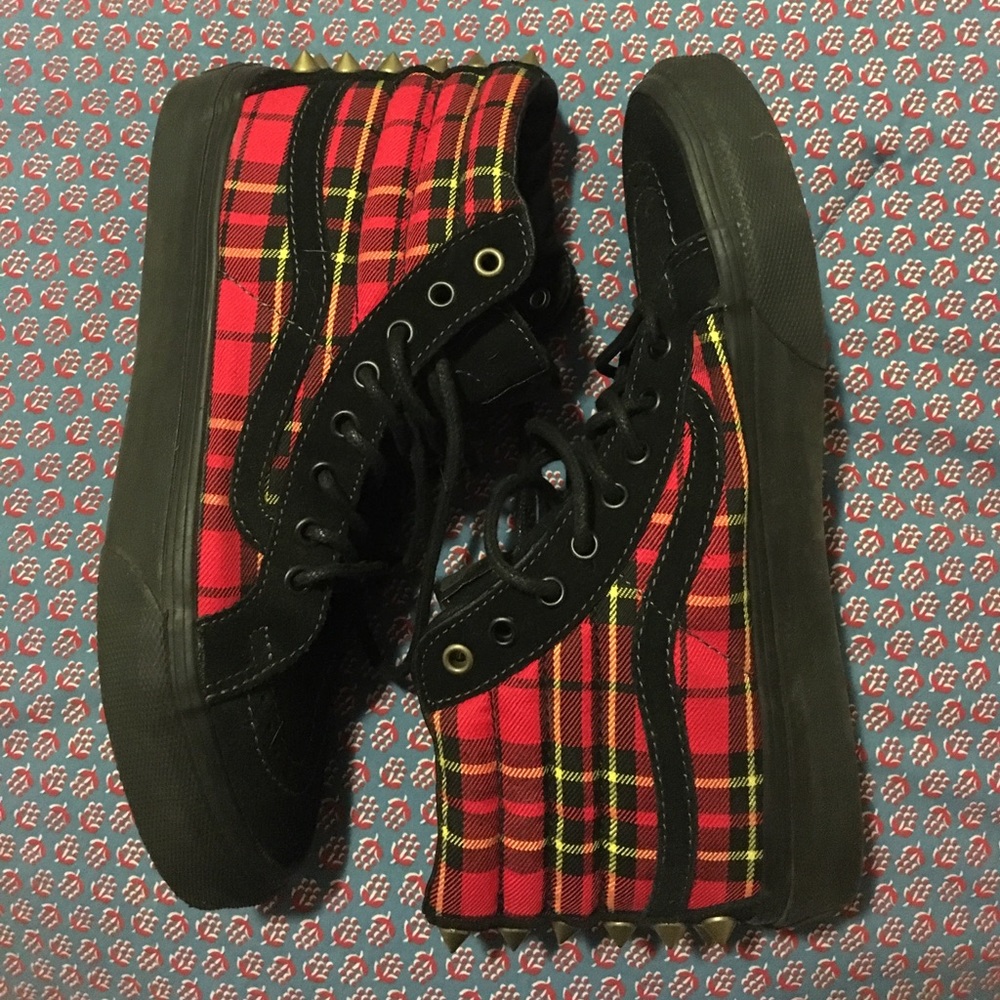 Mid-top Plaid Vans with spikes!