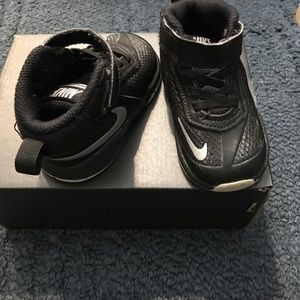Nike Team Hustle d7, size 4