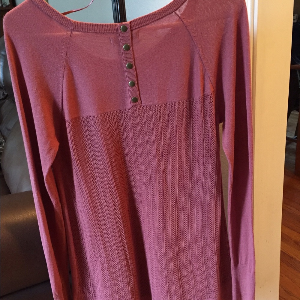 NWOT sweater super cute with buttons on back! Sz S