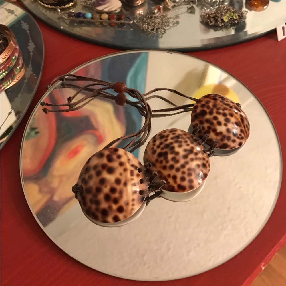 Vintage shell and leather bracelet