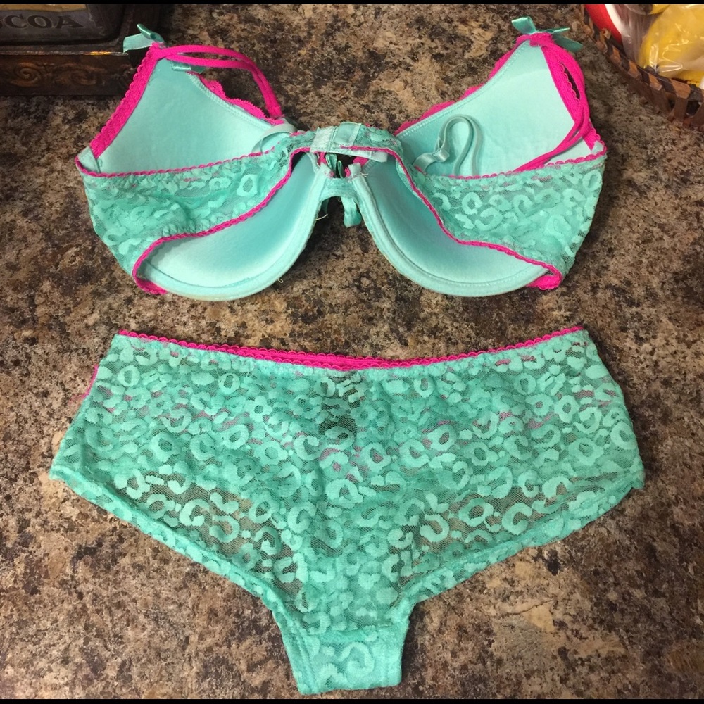 Matching Bra and panties set - Picture 2 of 2