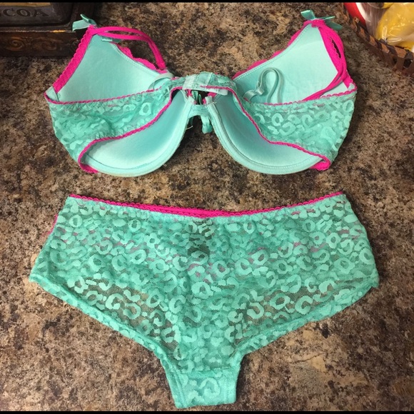 Matching Bra and panties set - Picture 2 of 2