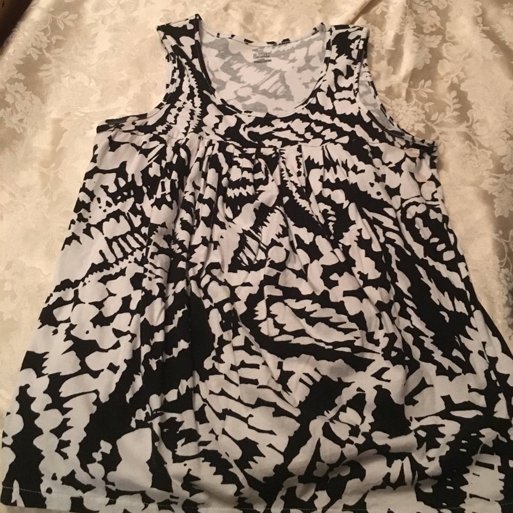 Black and white Top