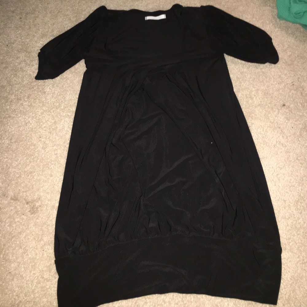 Black dress, low neck