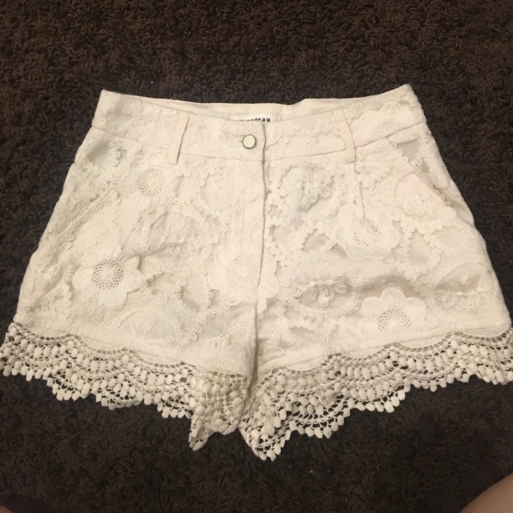 MONTEAU WHITE LACE SCALLOPED SHORTS