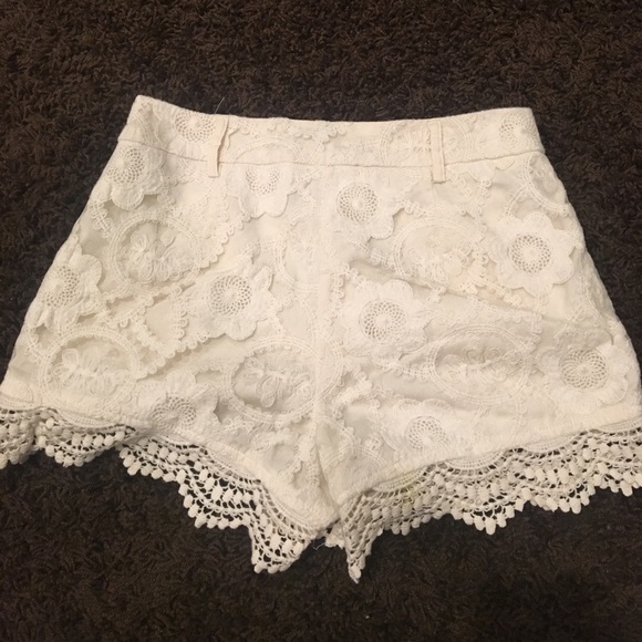 MONTEAU WHITE LACE SCALLOPED SHORTS - Picture 3 of 3
