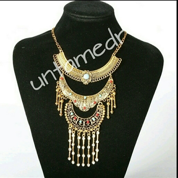Boutique Jewelry - Necklace, Stunning Statement