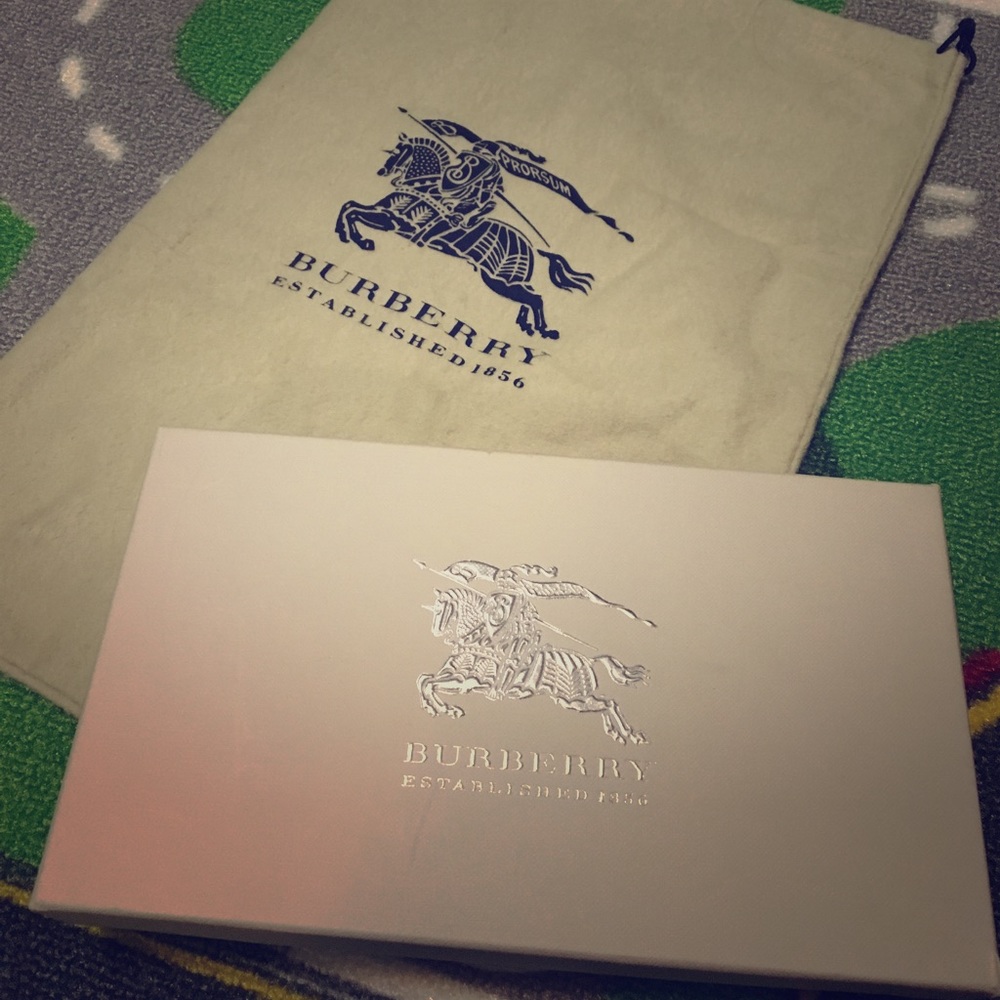 BURBERRY wallet box with dustbag. Authentic!👍