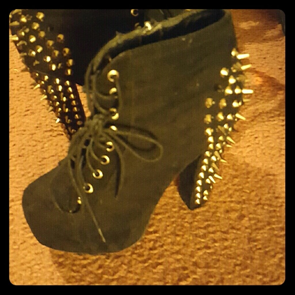 Boots - Picture 4 of 4