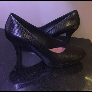Clarks women's medium black heels