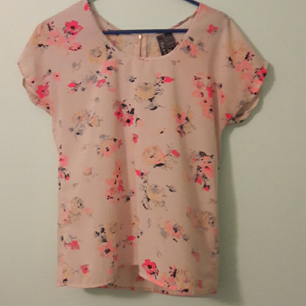 Very fun Floral top