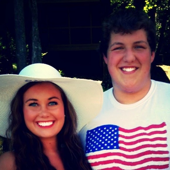 Meet your Posher, Tori - Picture 1 of 1