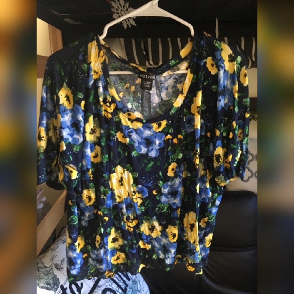 Floral crop top shirt