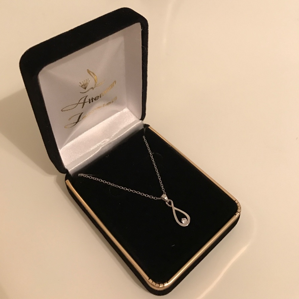 Beautiful dainty necklace