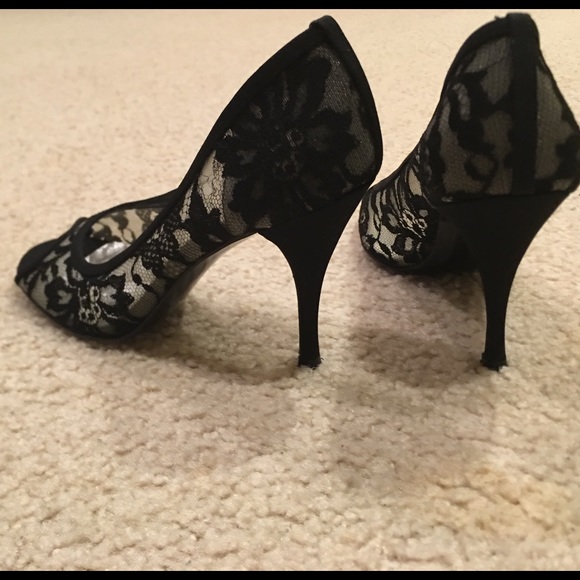 Stuart Weitzman lace peep toe shoes - Picture 3 of 3