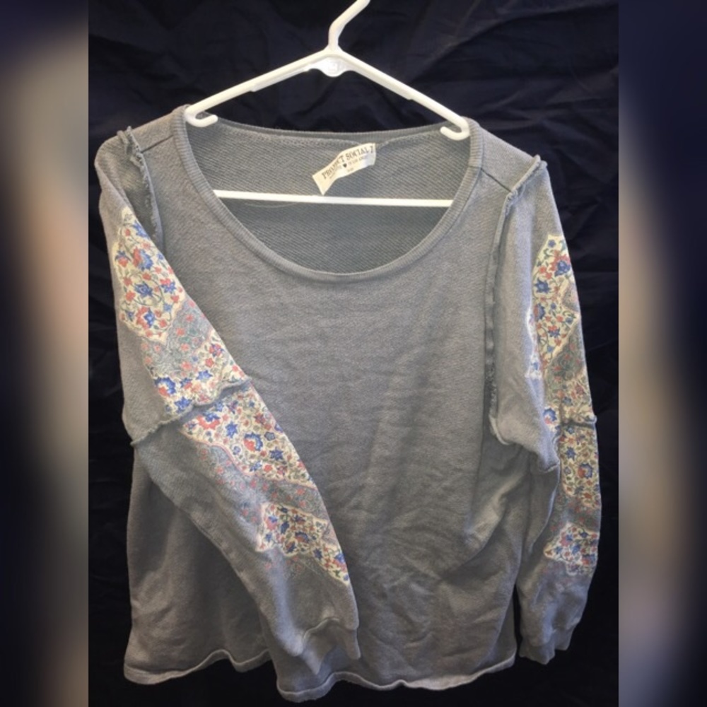 Blue crewneck with design on the sleeves