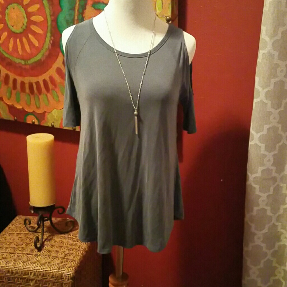 Cold shoulder top in blue gray, size S