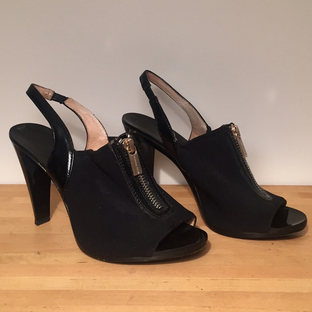Michael Kors front zipper heel