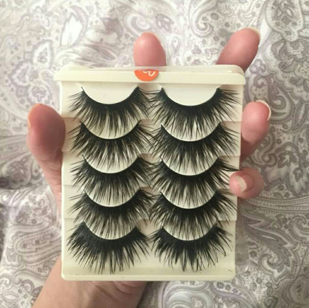 Dramatic eyelashes - Picture 2 of 2