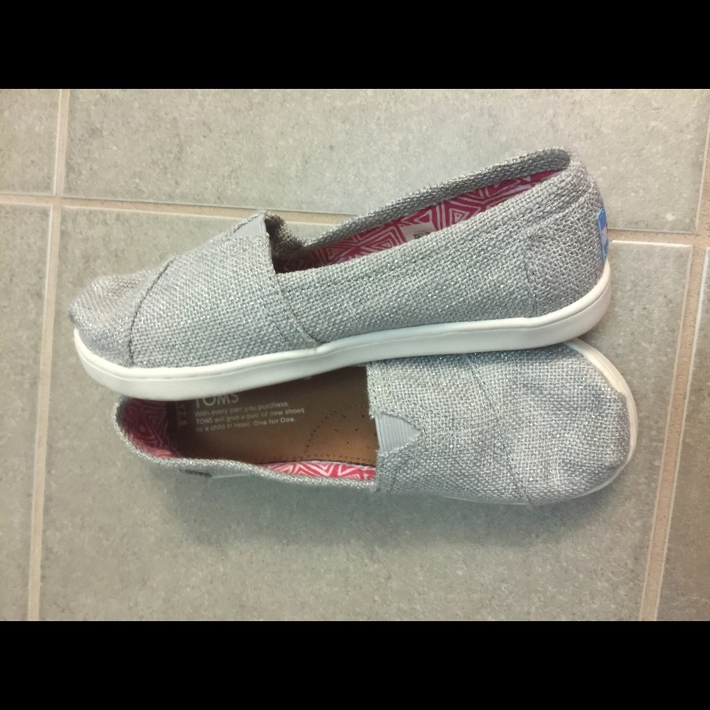 Sale! HOST PICK!! Silver Girls Toms