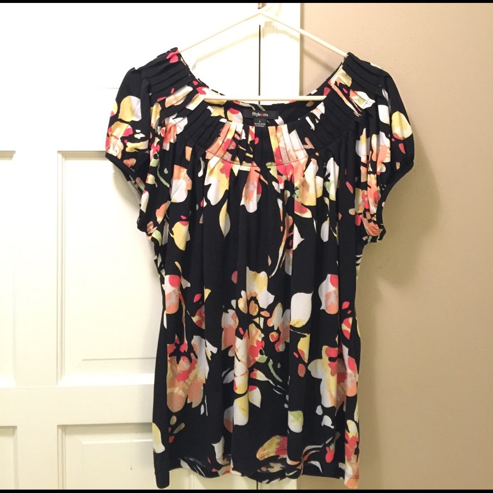 💋 SALE!!! Beautiful floral work blouse