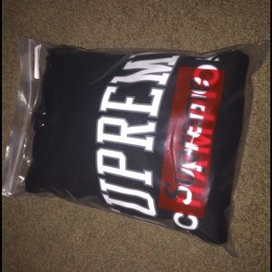 Brand new Supreme X champion s/s17 hoodie. size M.